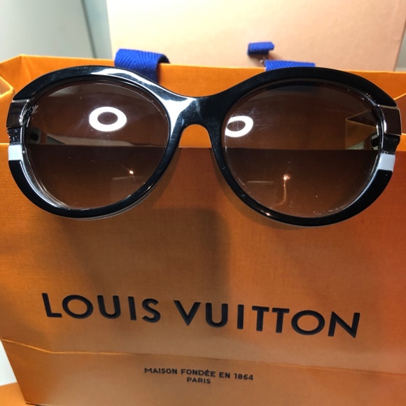 Authentic Louis Vuitton Sunglasses - Picture 3 of 9